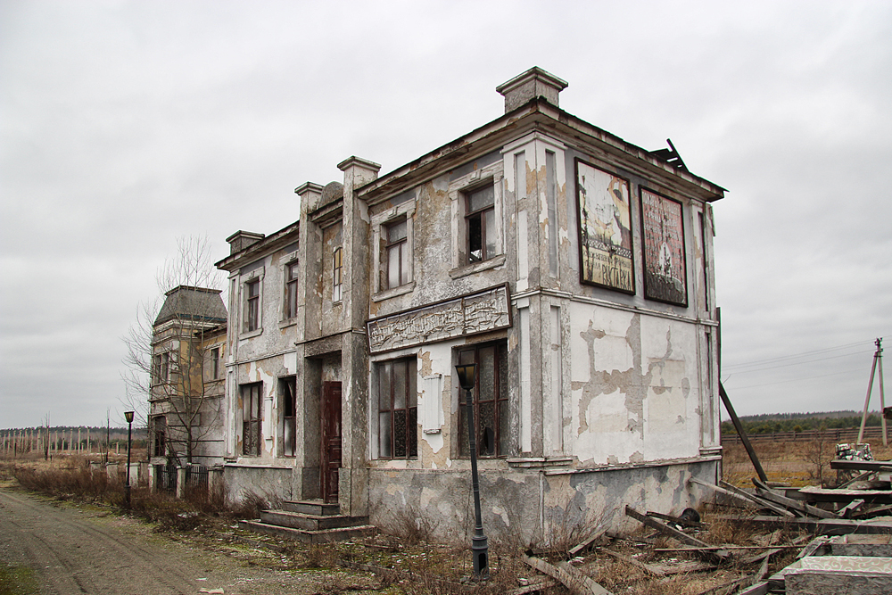 Ніби із книги Стівена Кінга. У мережі показали покинуту кіностудію під Києвом: фото