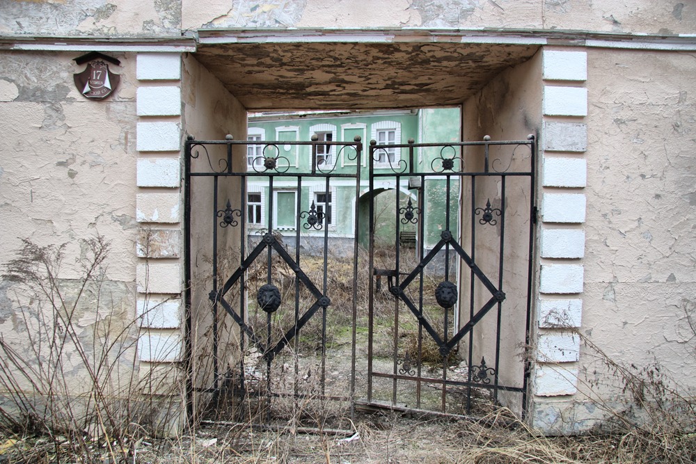 Ніби із книги Стівена Кінга. У мережі показали покинуту кіностудію під Києвом: фото