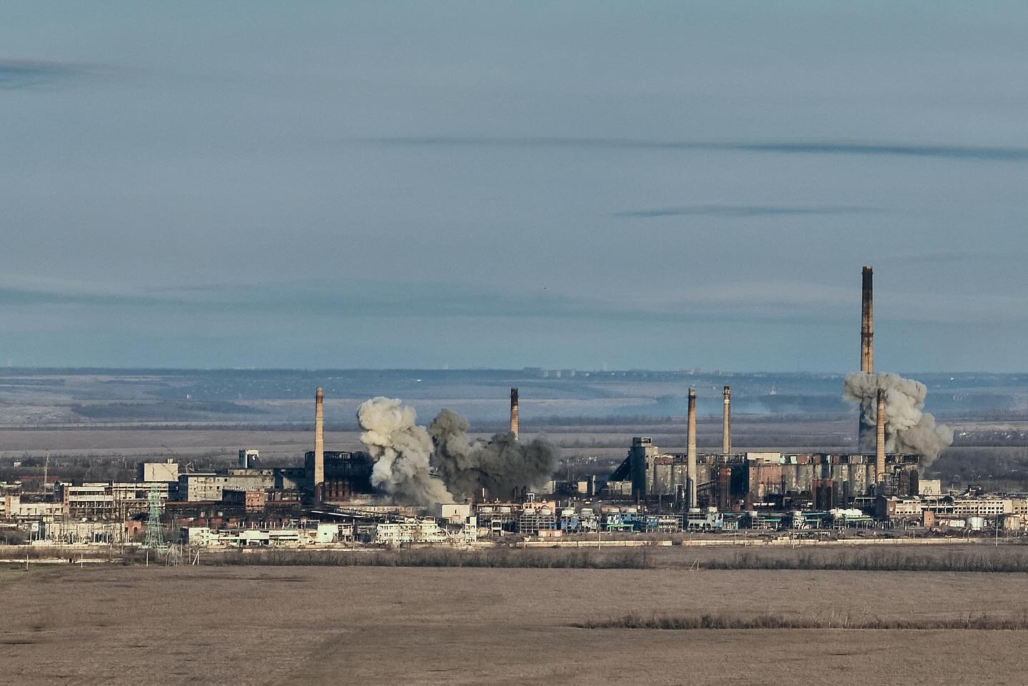"На наших очах місто зрівняли з землею". Фотографи показали, як зараз виглядає Авдіївка