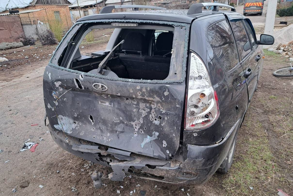 Россияне ударили по Никопольскому району: три человека ранены, повреждены автомобили