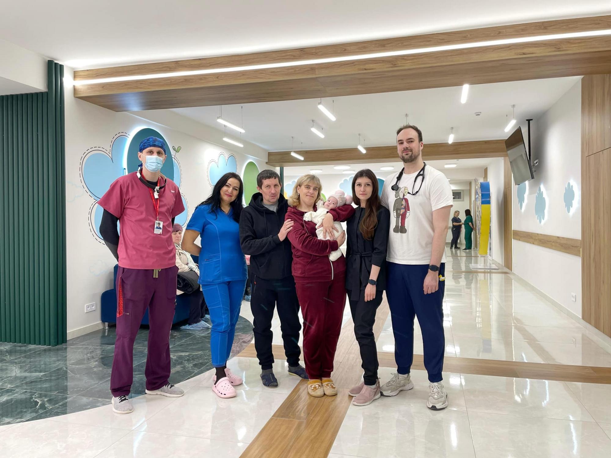 Не могла дихати та була на ШВЛ: у Львові в дівчинки на язиці виявили небезпечну кісту