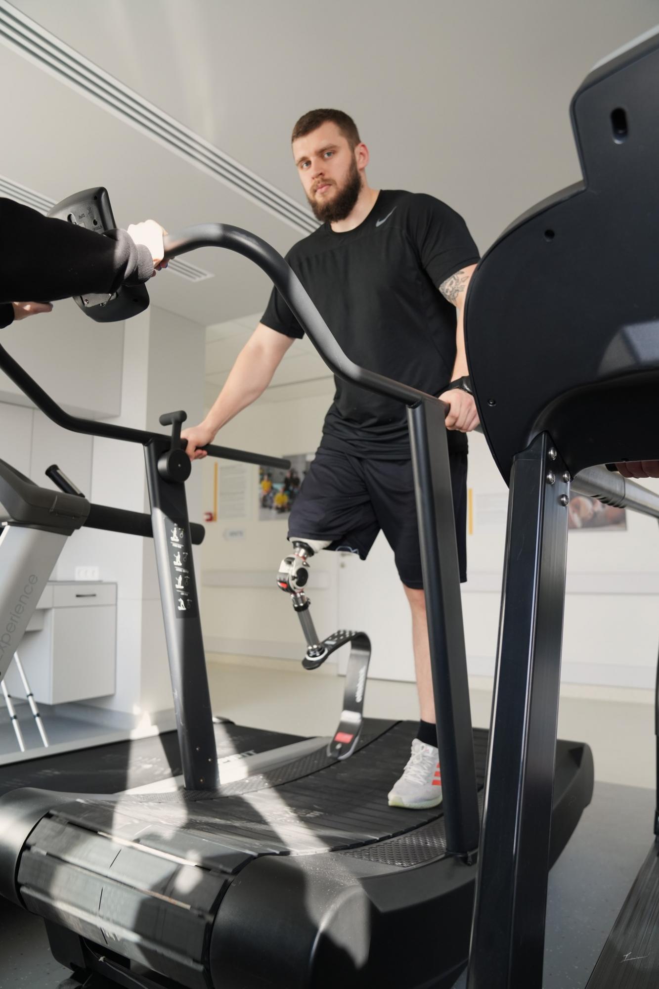 Сможет бегать на протезе. Львовские медики осуществили мечту раненого воина