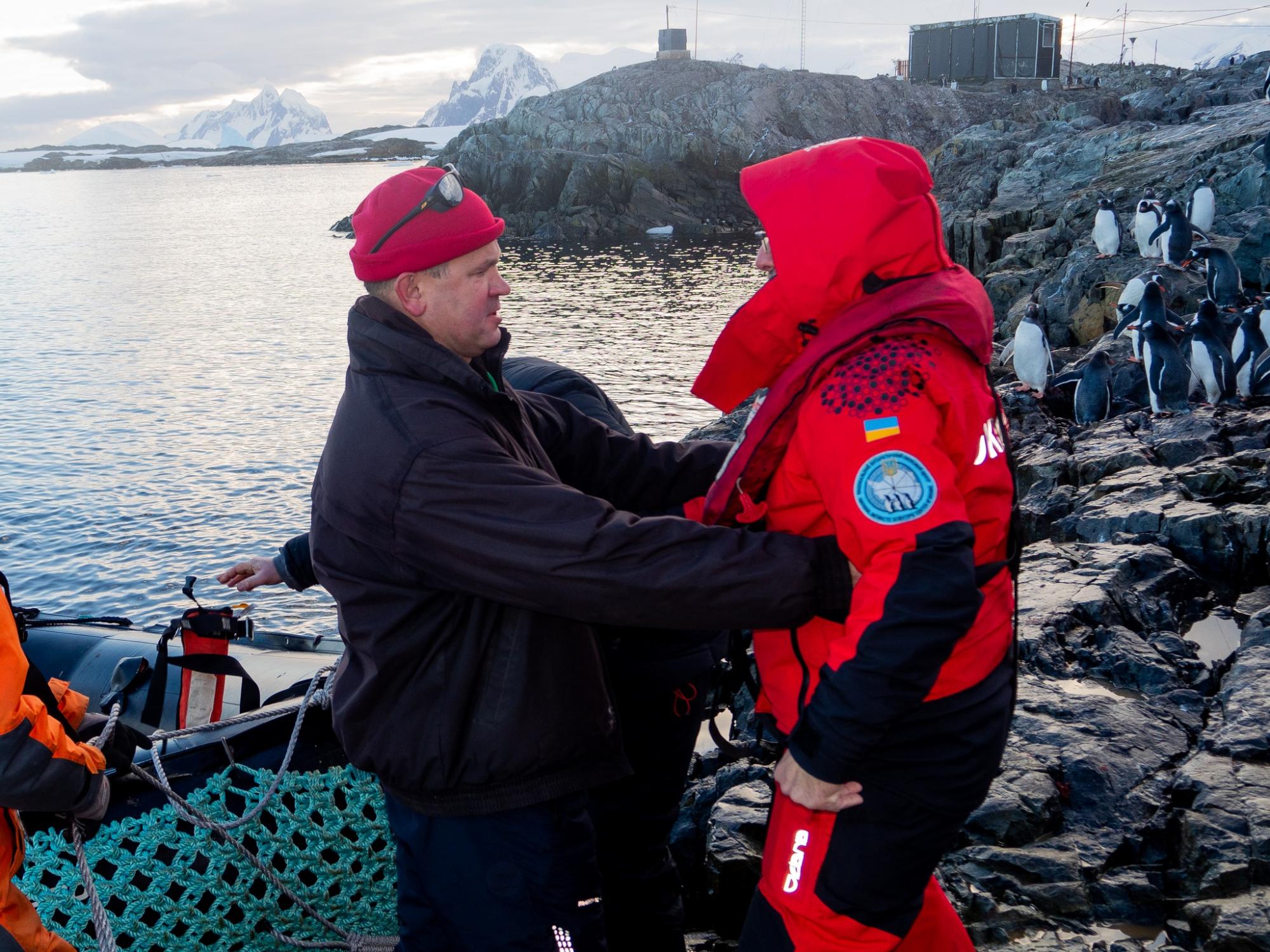 "Пройшли Дрейком, як автобаном". На "Академік Вернадський" прибула нова команда полярників (фото)