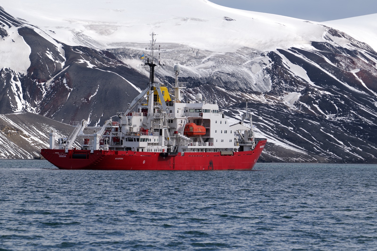 "Пройшли Дрейком, як автобаном". На "Академік Вернадський" прибула нова команда полярників (фото)