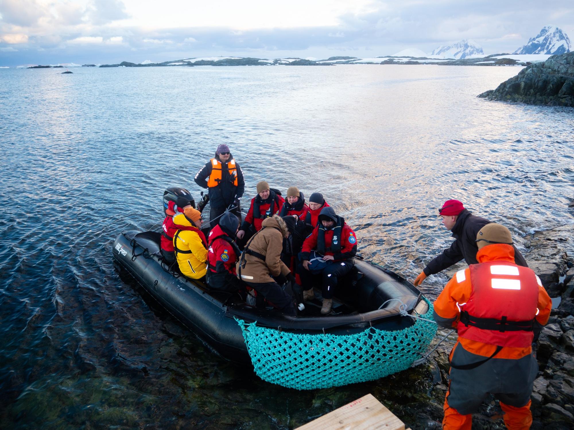 "Пройшли Дрейком, як автобаном". На "Академік Вернадський" прибула нова команда полярників (фото)