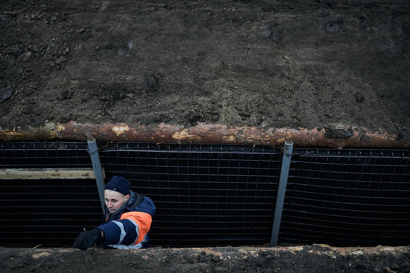 Дивіться, як будують фортифікаційні споруди на лінії оборони у Харківській та Сумській областях (фото)