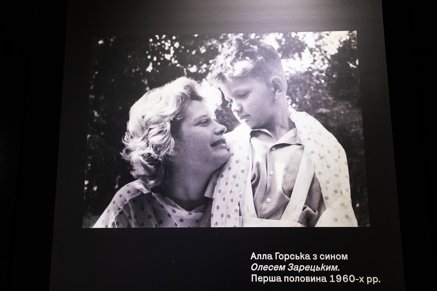 Держатся за руки и смотрят в будущее: супруги Зеленские впервые за долгое время появились на публике