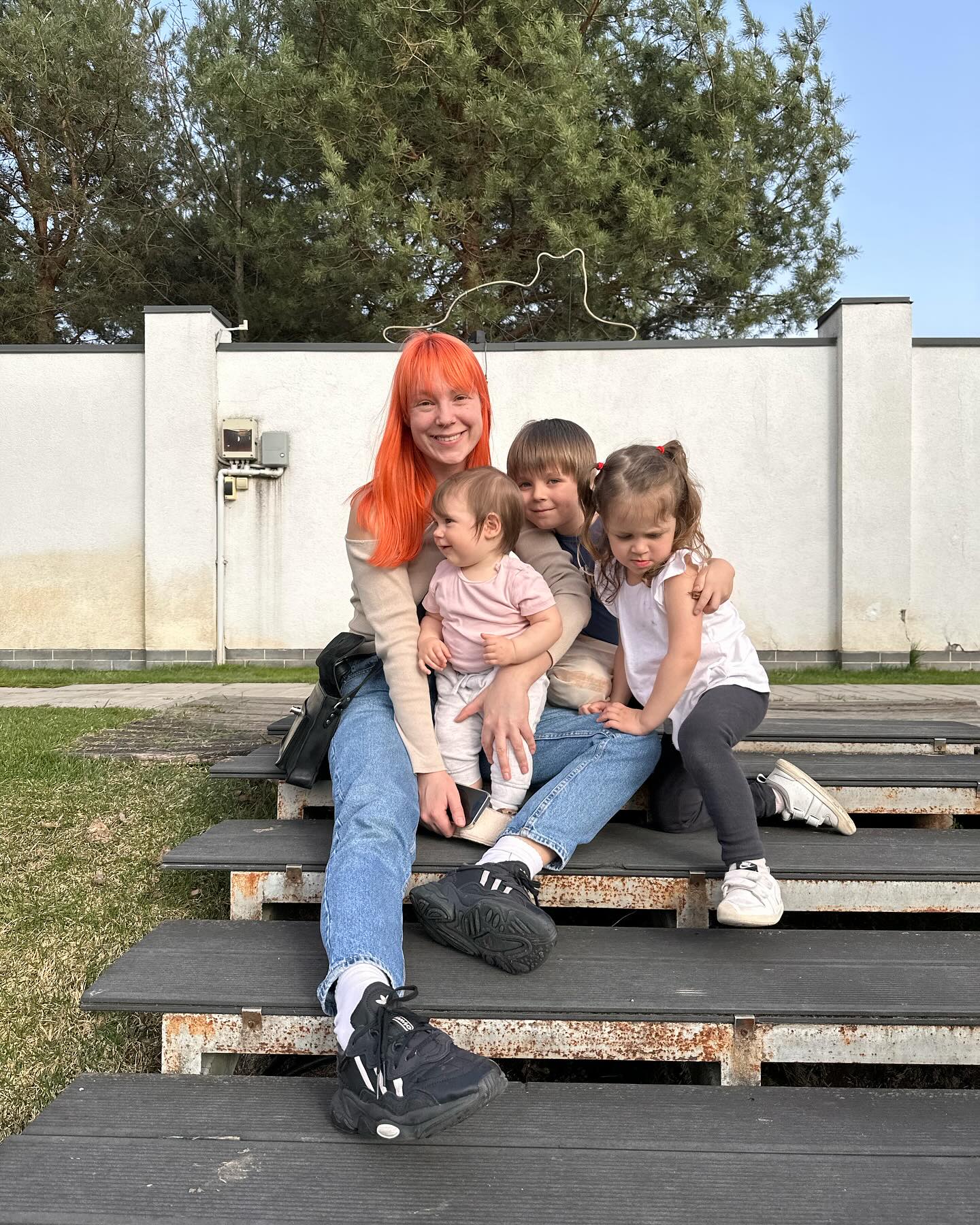 "Спасают любовь и объятия". Тарабарова умилила фото со своими детьми