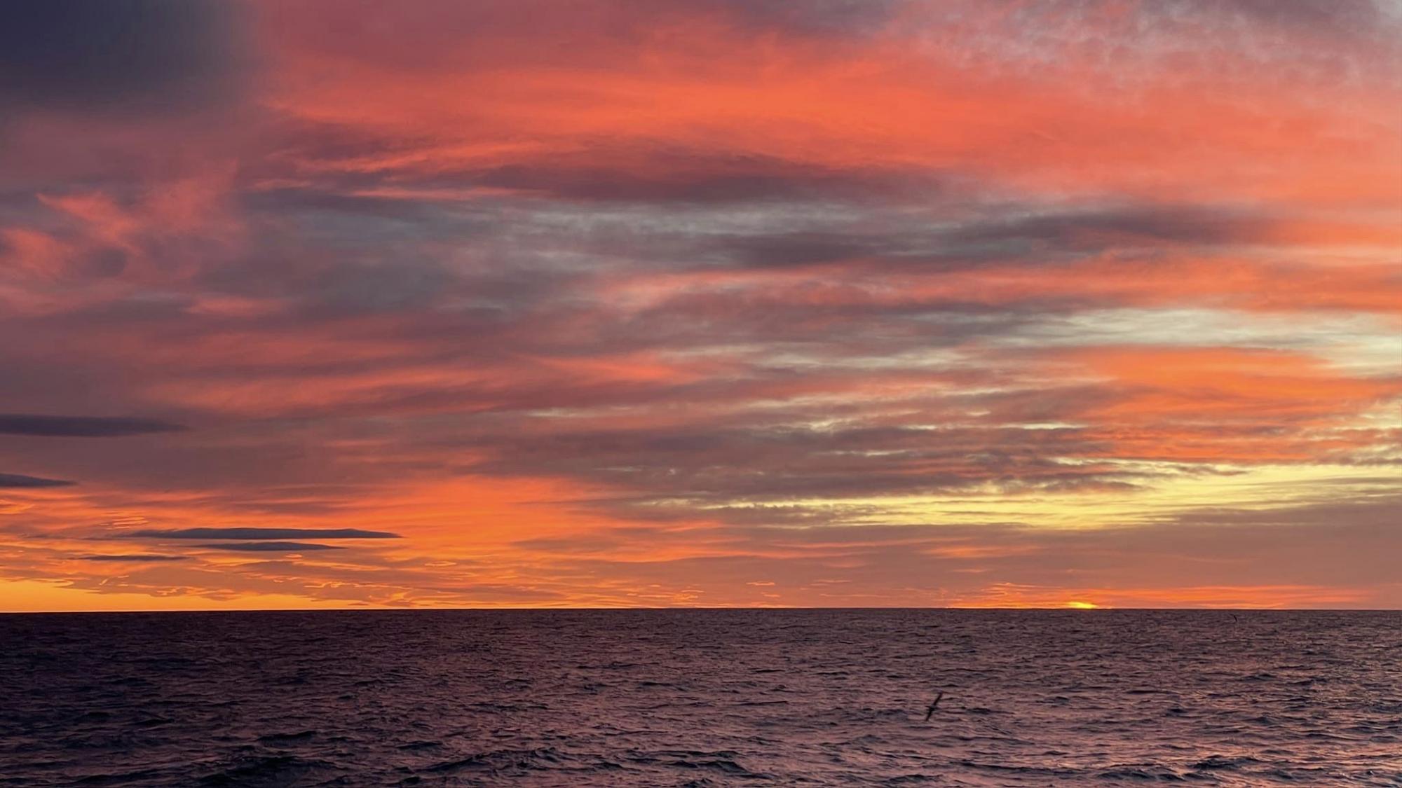 Полярники вразили кадрами заходу сонця на Атлантичному морі: унікальні фото