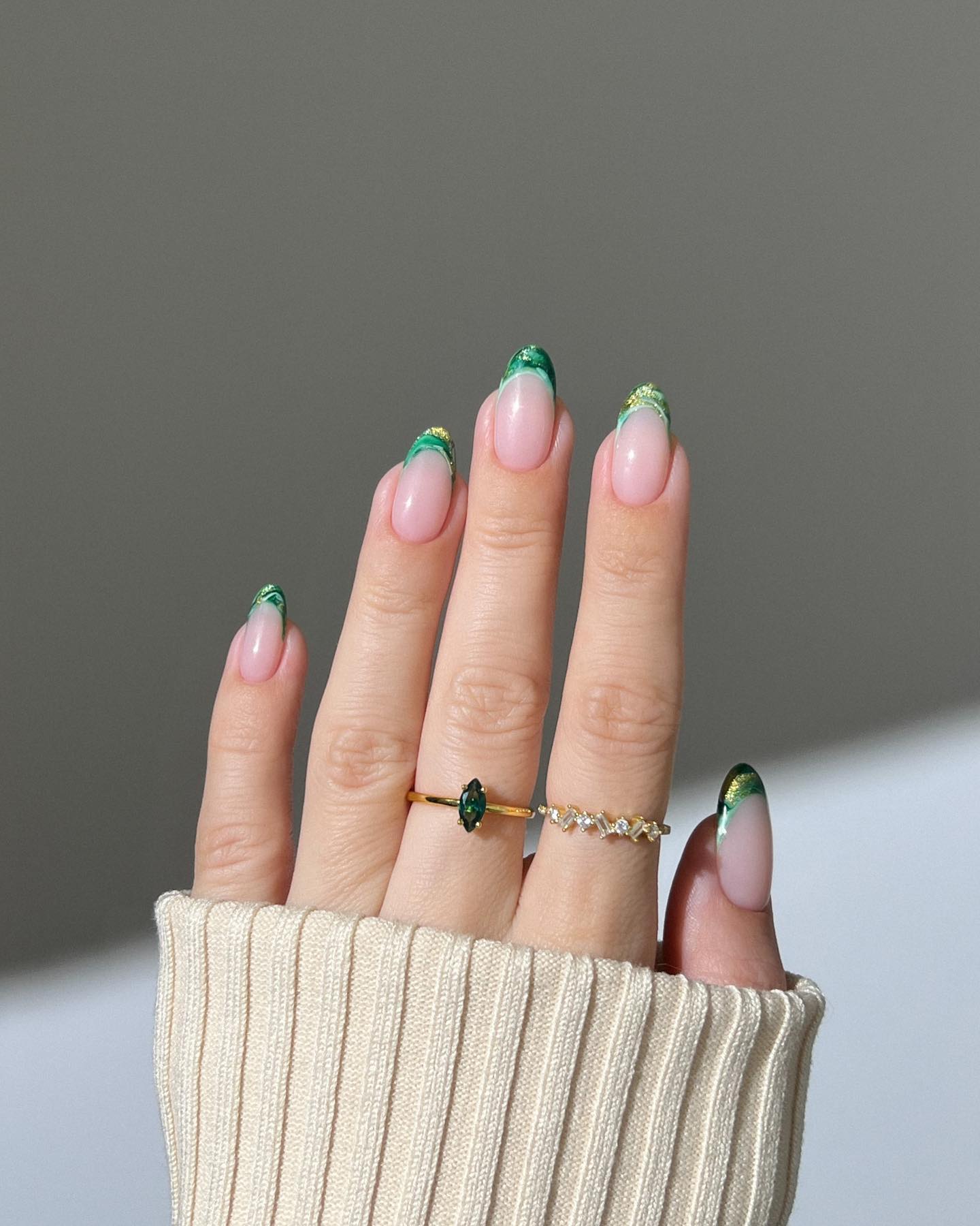 Маникюр с блестками на Рождество: яркие идеи для праздничного образа