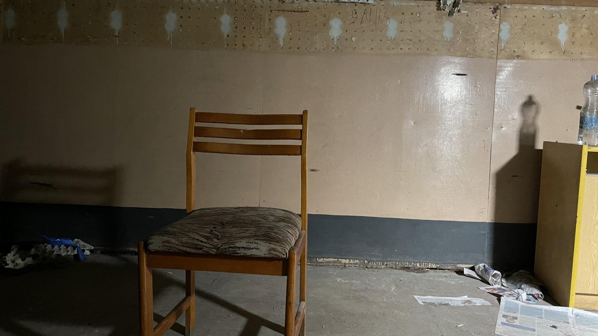 Электрические кабели и противогазы: появились новые фото из пыточной камеры оккупантов в Изюме