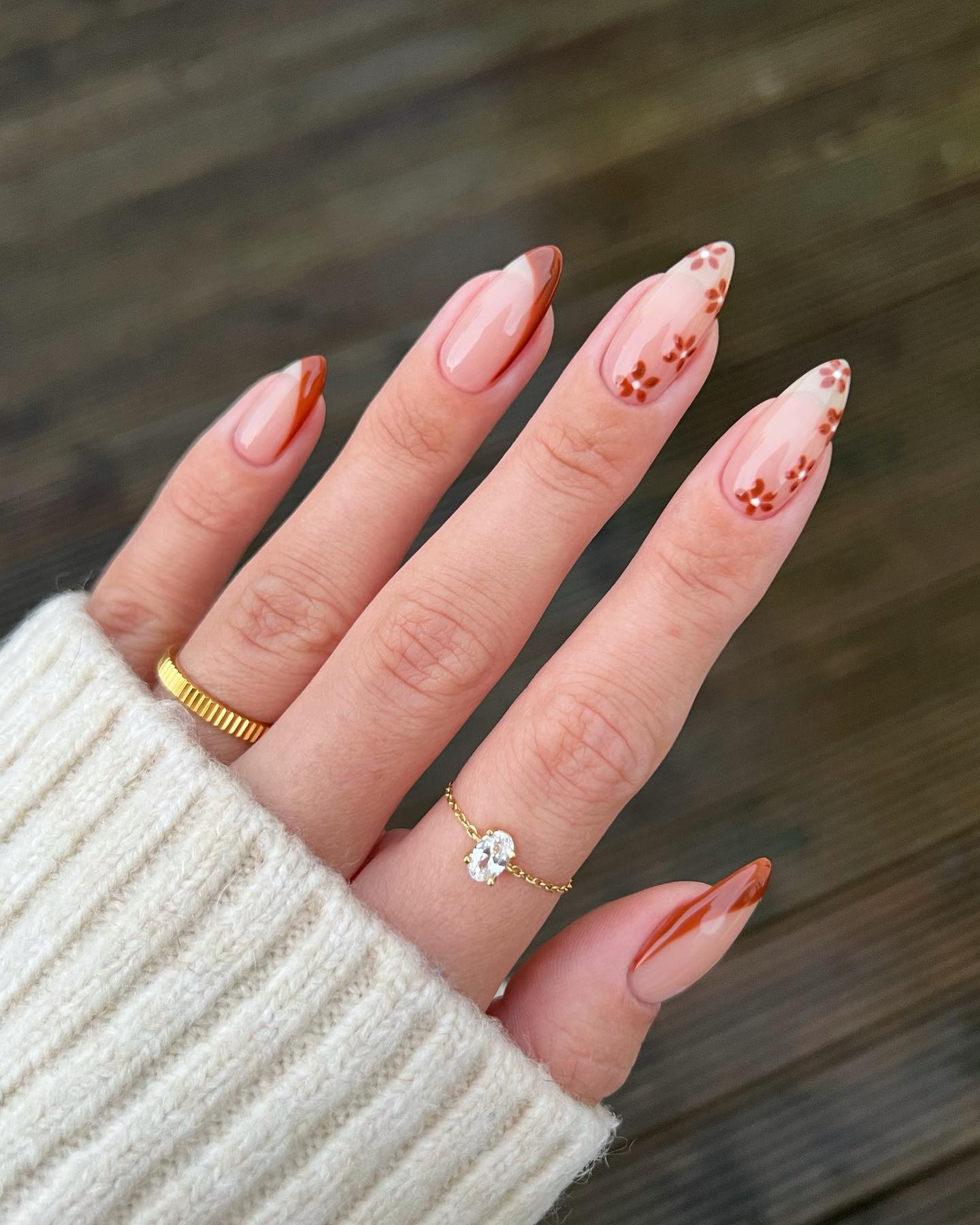 Трендовий манікюр на осінь: 7 ідей стильного "френча" з яскравими кінчиками