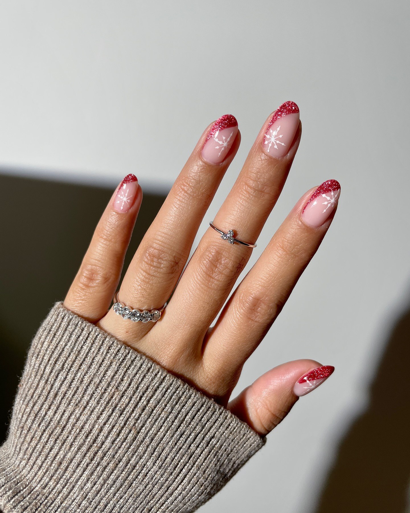 Маникюр с блестками на Рождество: яркие идеи для праздничного образа