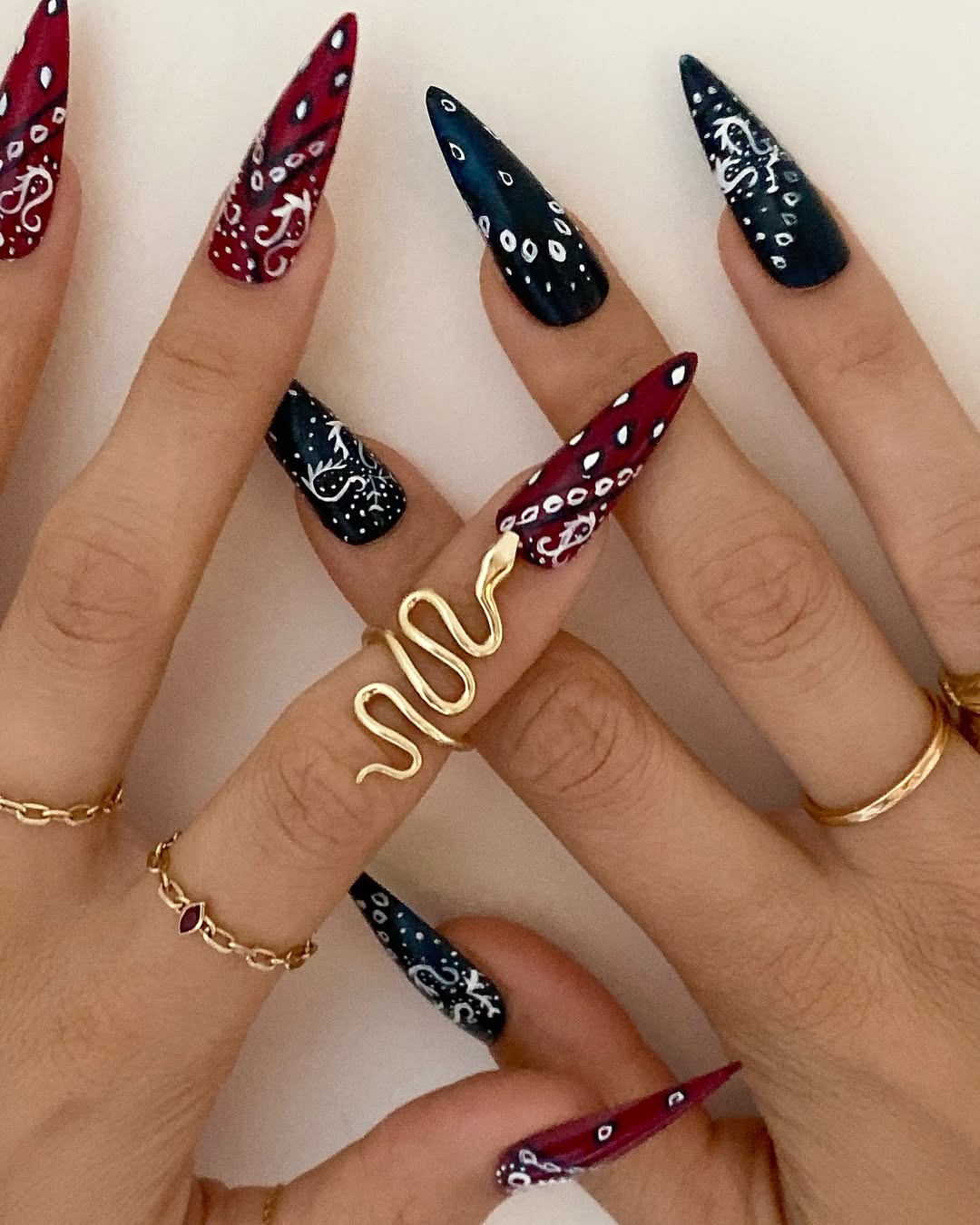 Манікюр на Китайський Новий рік: як зробити зміїний принт на нігтях у домашніх умовах
