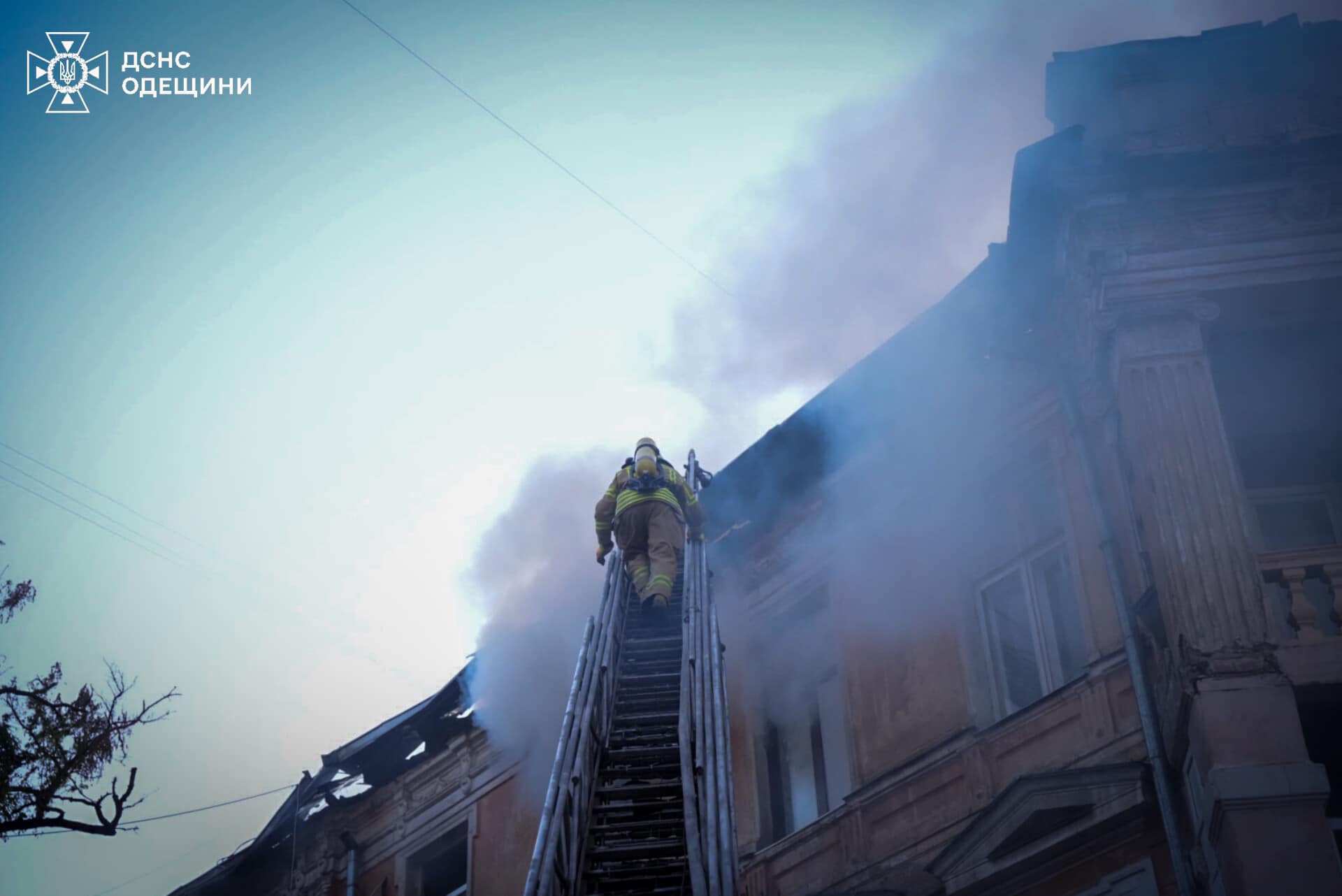 В центрі Одеси під час ракетного удару спалахнув будинок