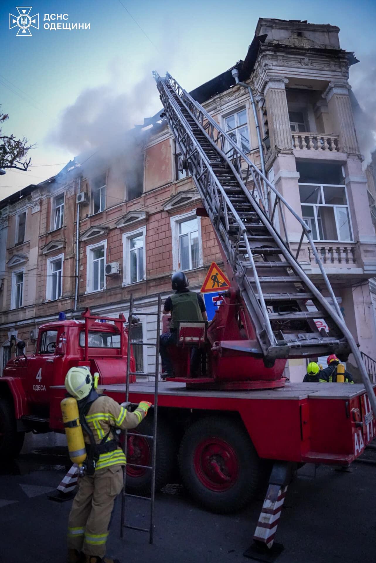 В центре Одессы во время ракетного удара загорелся дом