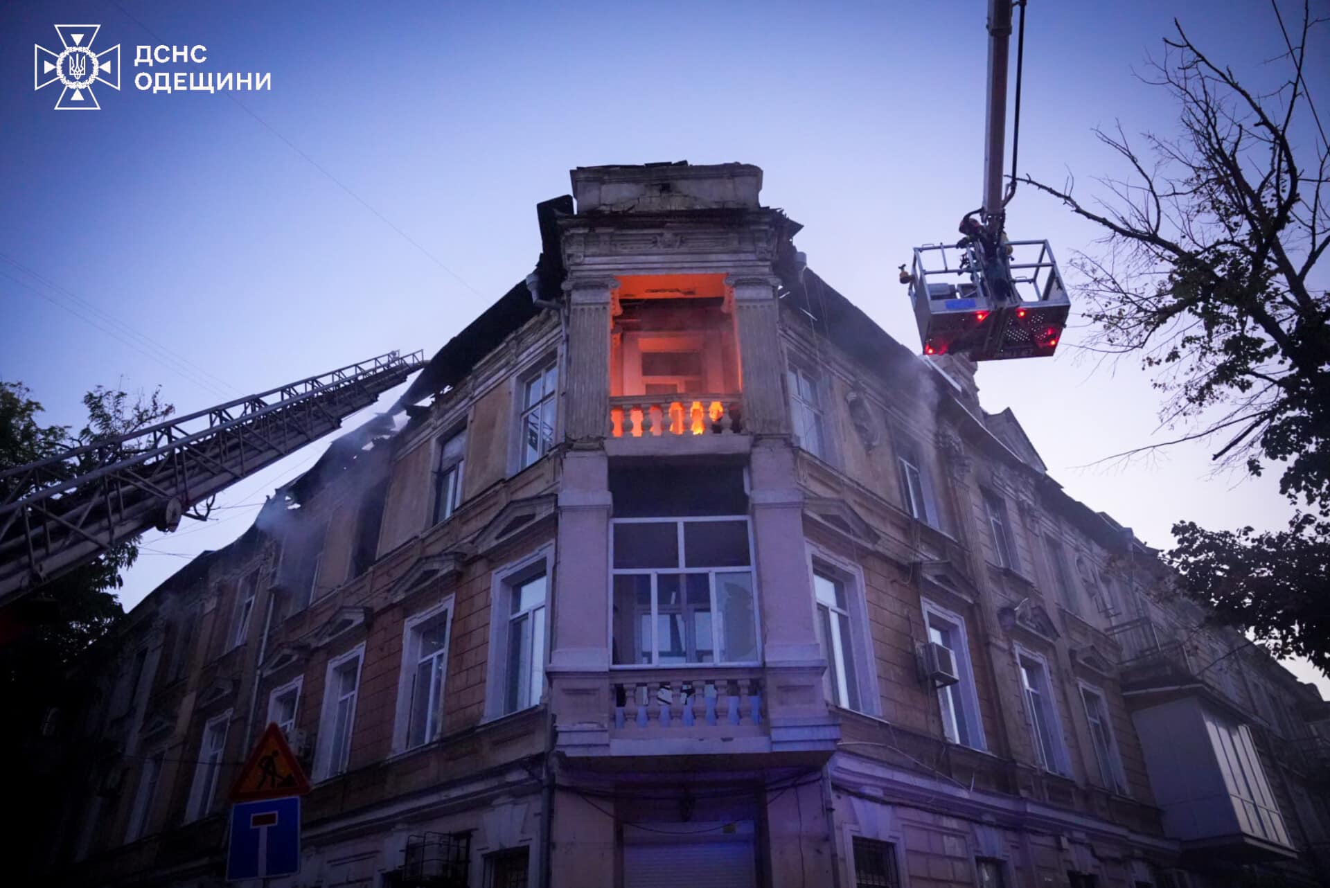 В центре Одессы во время ракетного удара загорелся дом