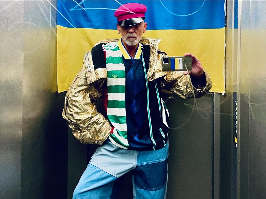 В футболке с названием города. Знаменитый дизайнер поддержал украинцев после очередной атаки РФ