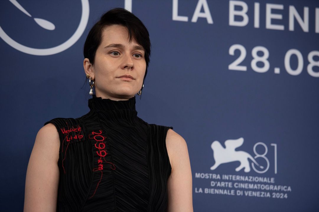 Потужно нагадали про війну. Українці на Венеційському кінофестивалі влаштували мистецьку акцію (фото)