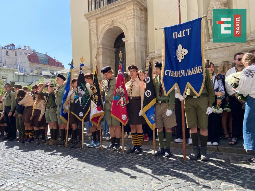 Плаче все місто. У Львові прощаються із родиною Базилевичів, чиє життя забрала РФ