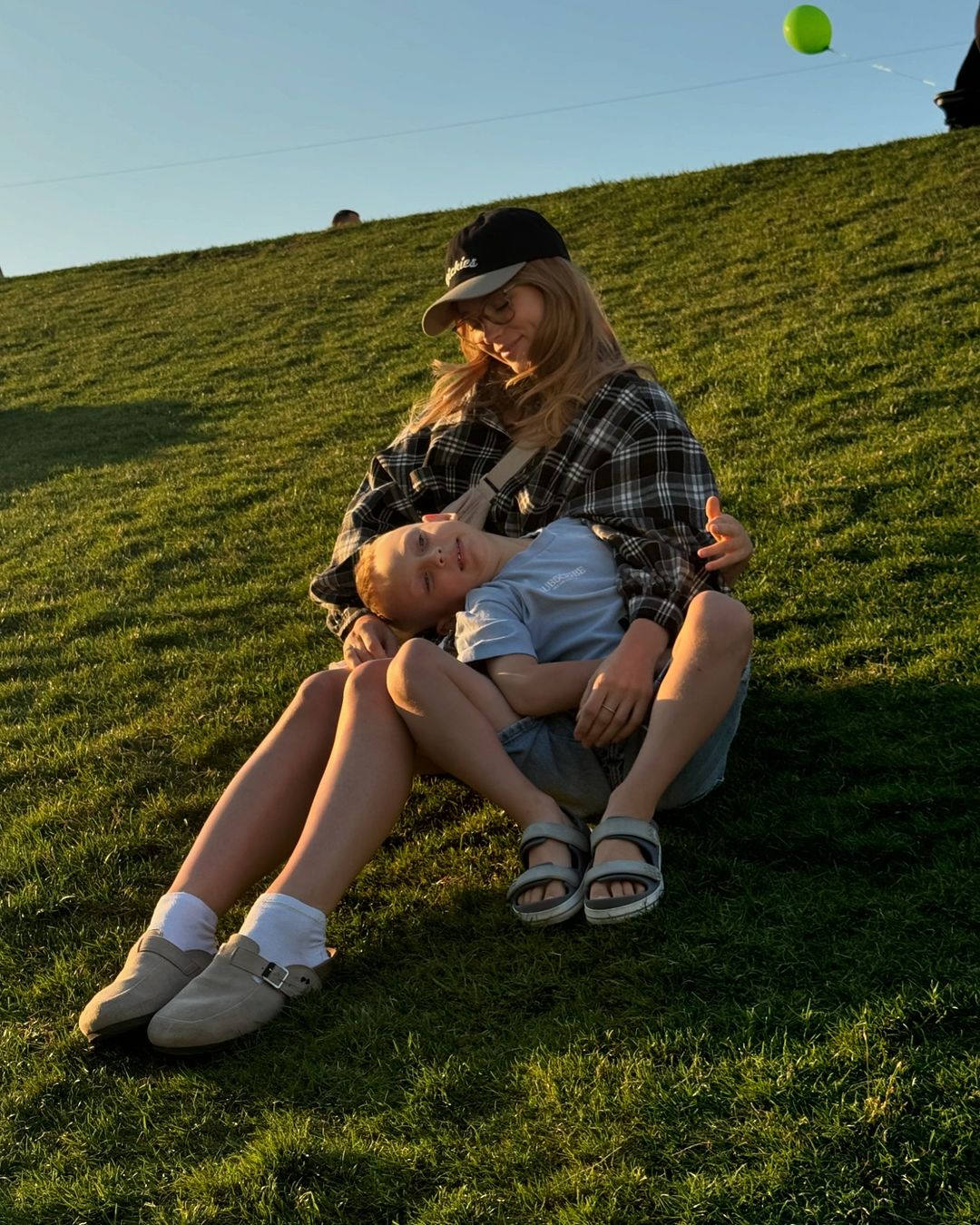 Анна Кошмал показалася з великим животиком на останніх місяцях вагітності (фото)