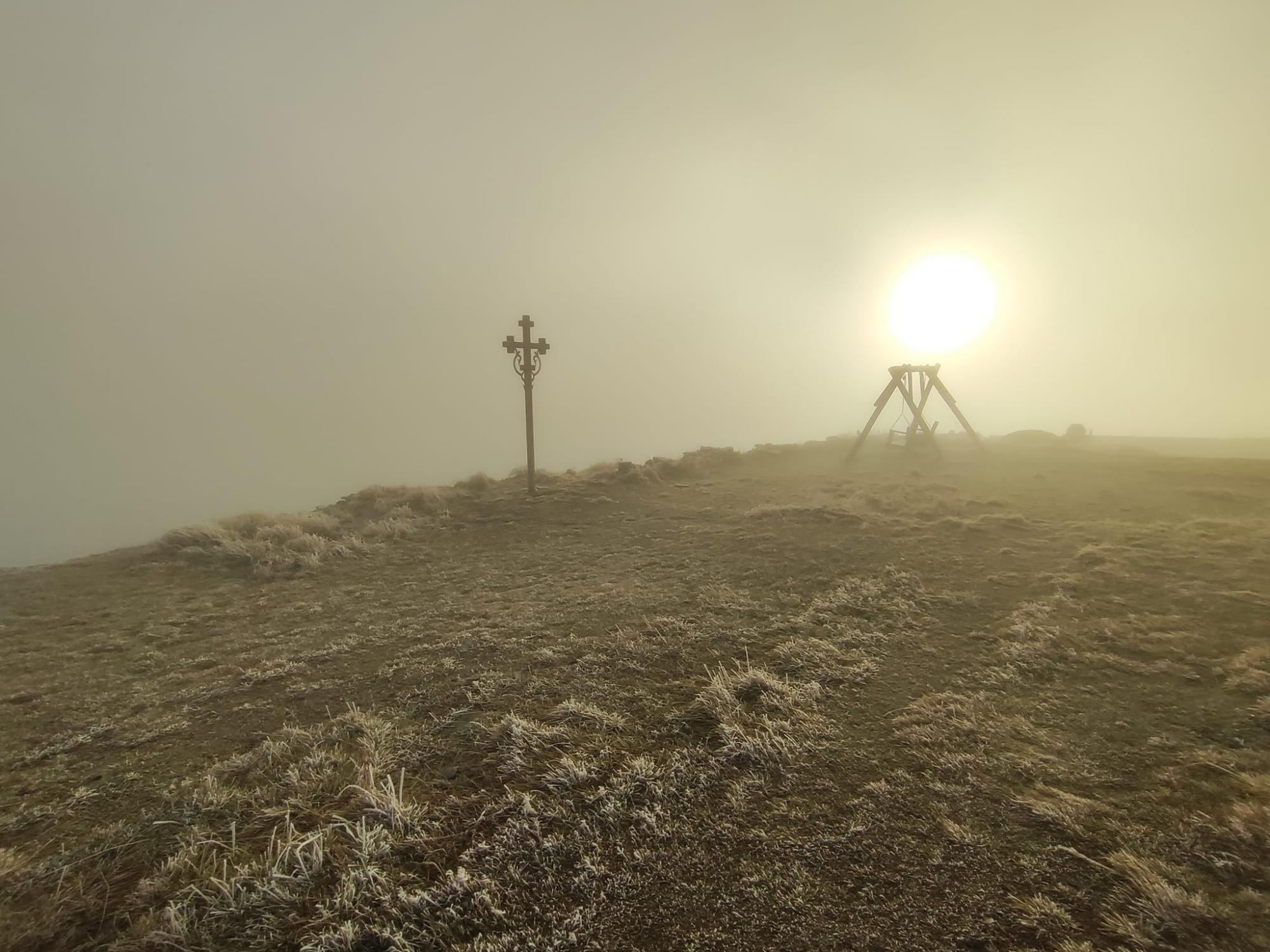 Справжня зима прийшла у Карпати: на горі Піп Іван випав сніг (фото)
