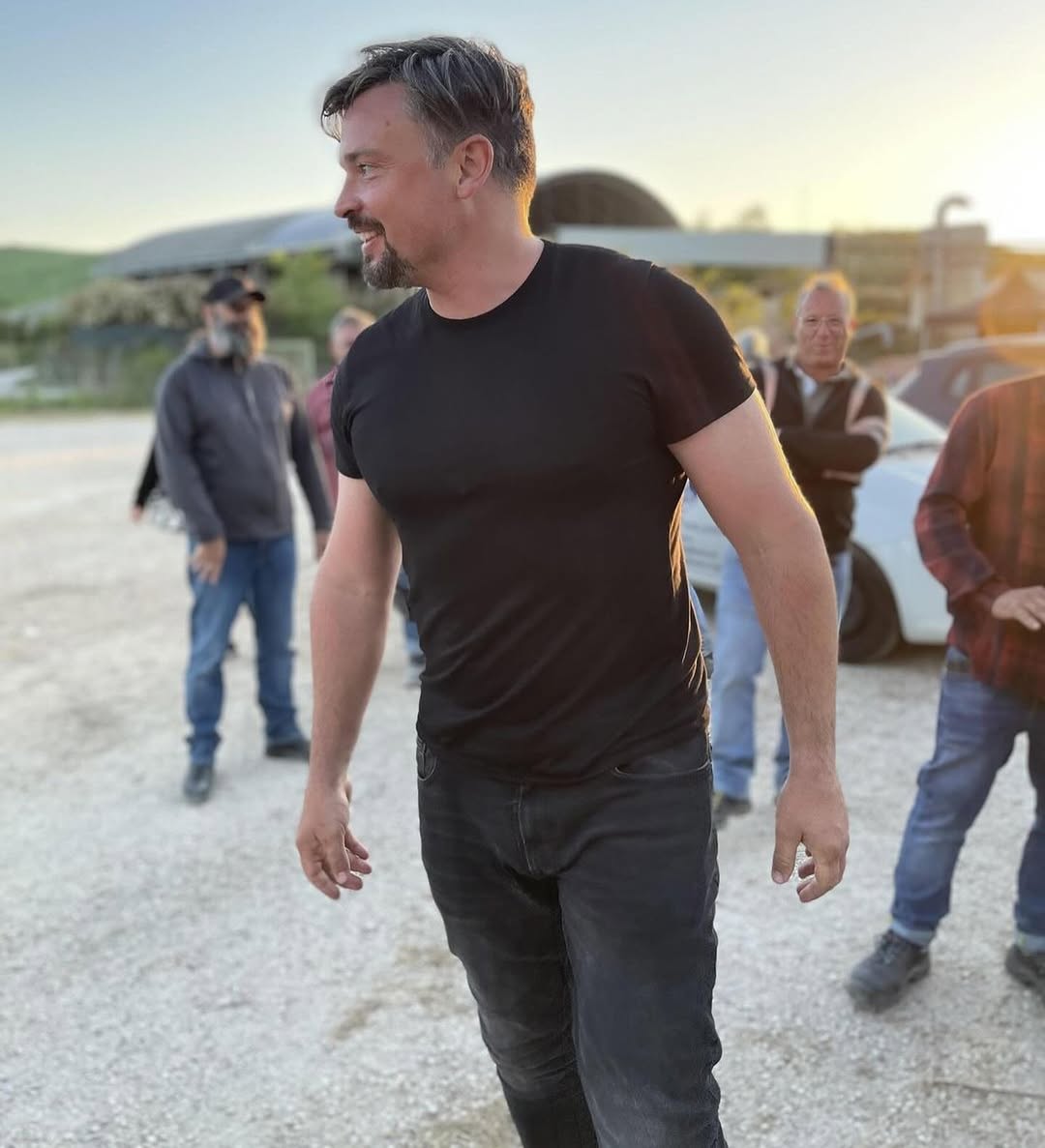 Ви його не впізнаєте! Який вигляд має головний красунчик з "Таємниць Смолвіля" (фото)