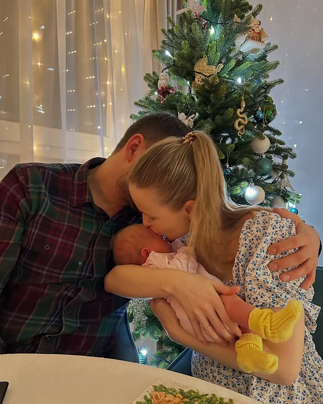 Звезда "Кріпосної" впервые показала лицо 4-месячной дочки: на кого она похожа