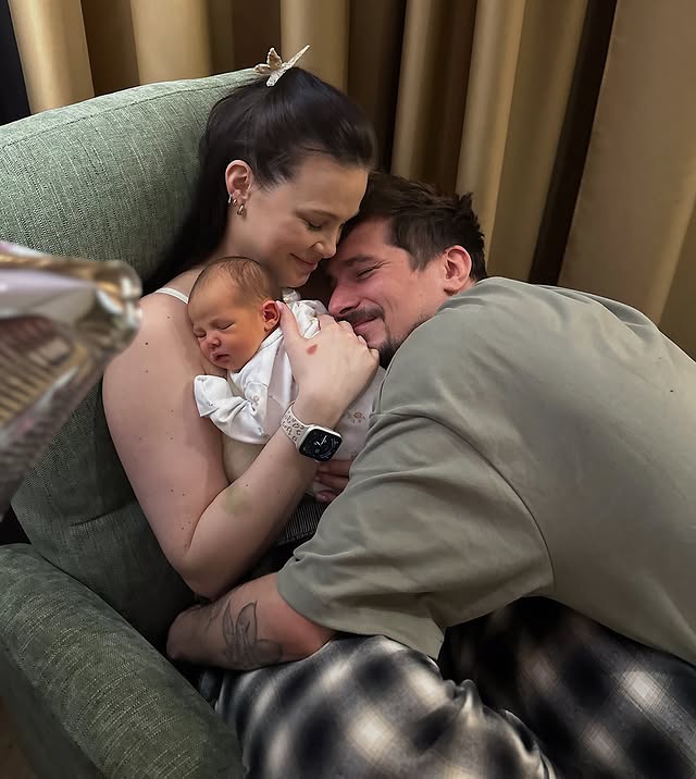 Жена Позитива умилила новыми фото с маленькой дочкой, которую называют копией папы