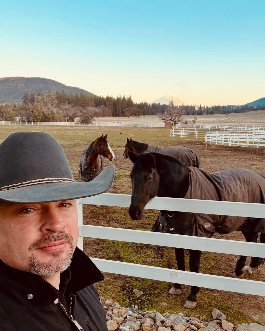 Ви його не впізнаєте! Який вигляд має головний красунчик з "Таємниць Смолвіля" (фото)