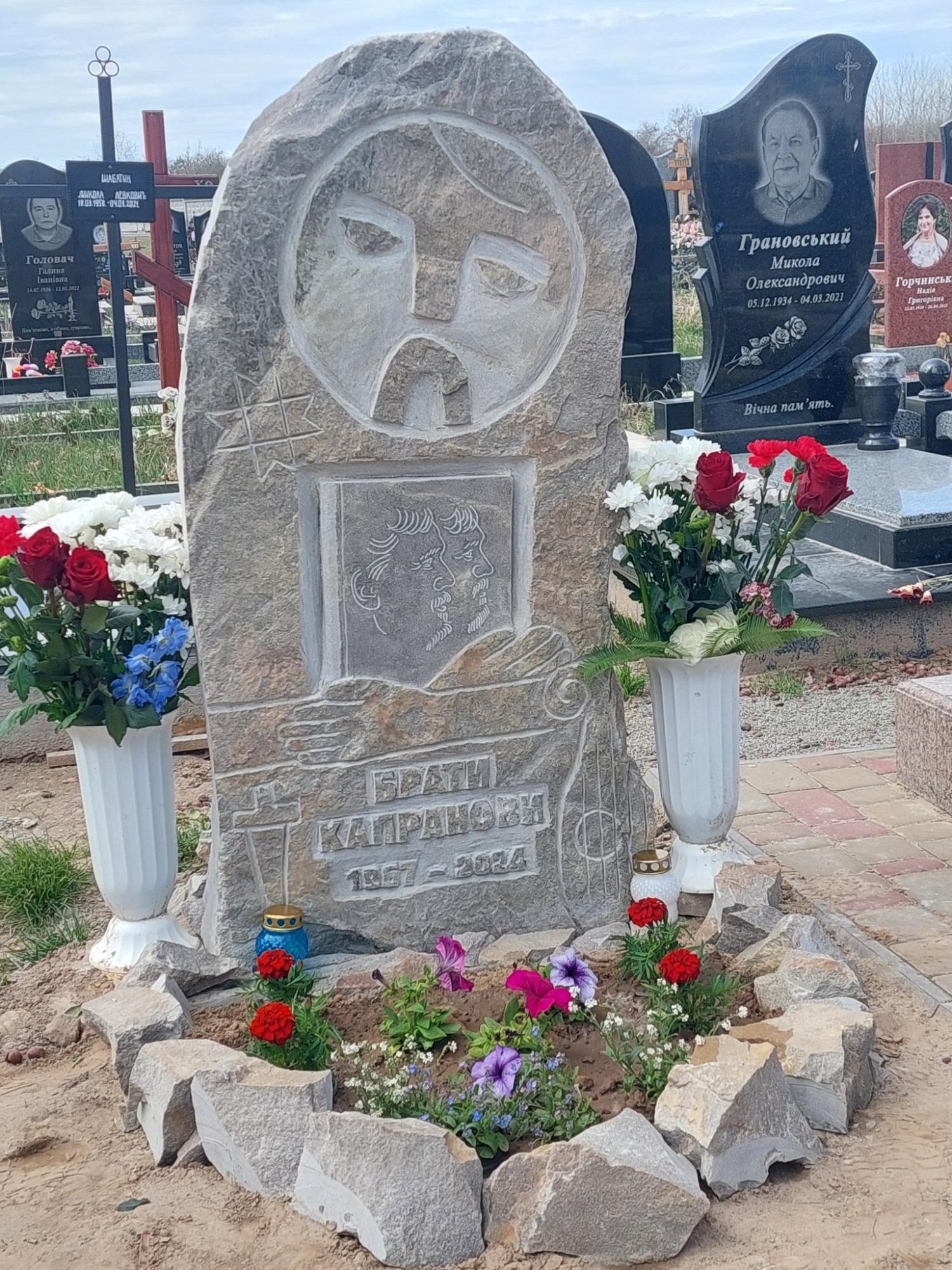Як виглядає могила Дмитра Капранова: пам’ятник зробив його брат-близнюк (фото)