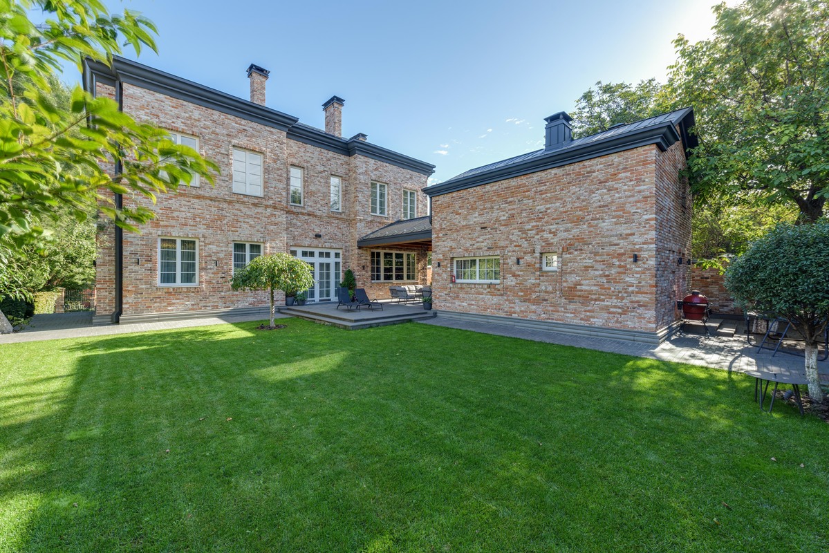 Царська цегла та американський стиль. У Києві здають будинок за понад мільйон гривень! (фото)