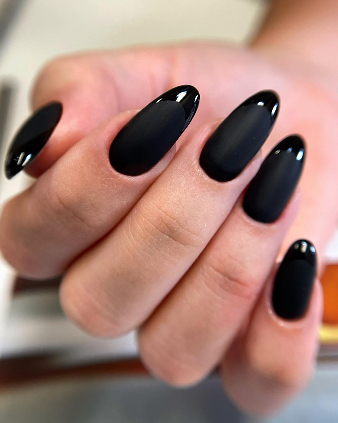 Ідеї модного манікюру на Новий рік 2025: святкові варіанти на короткі та довгі нігті