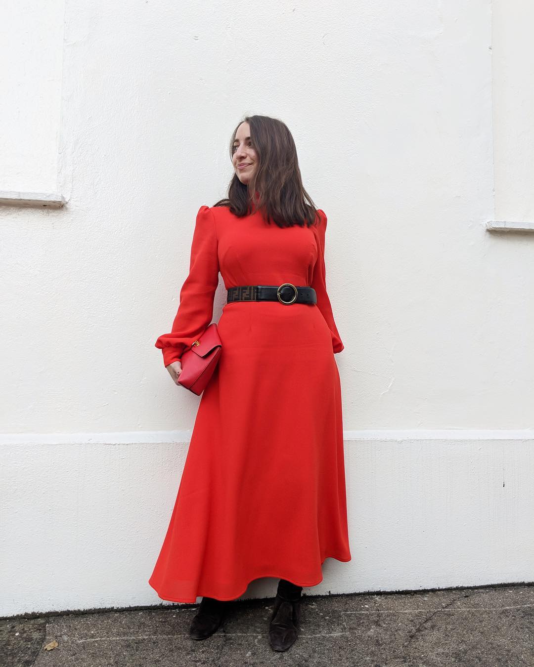 В чем встречать Новый год 2025: подборка стильных образов с красными платьями