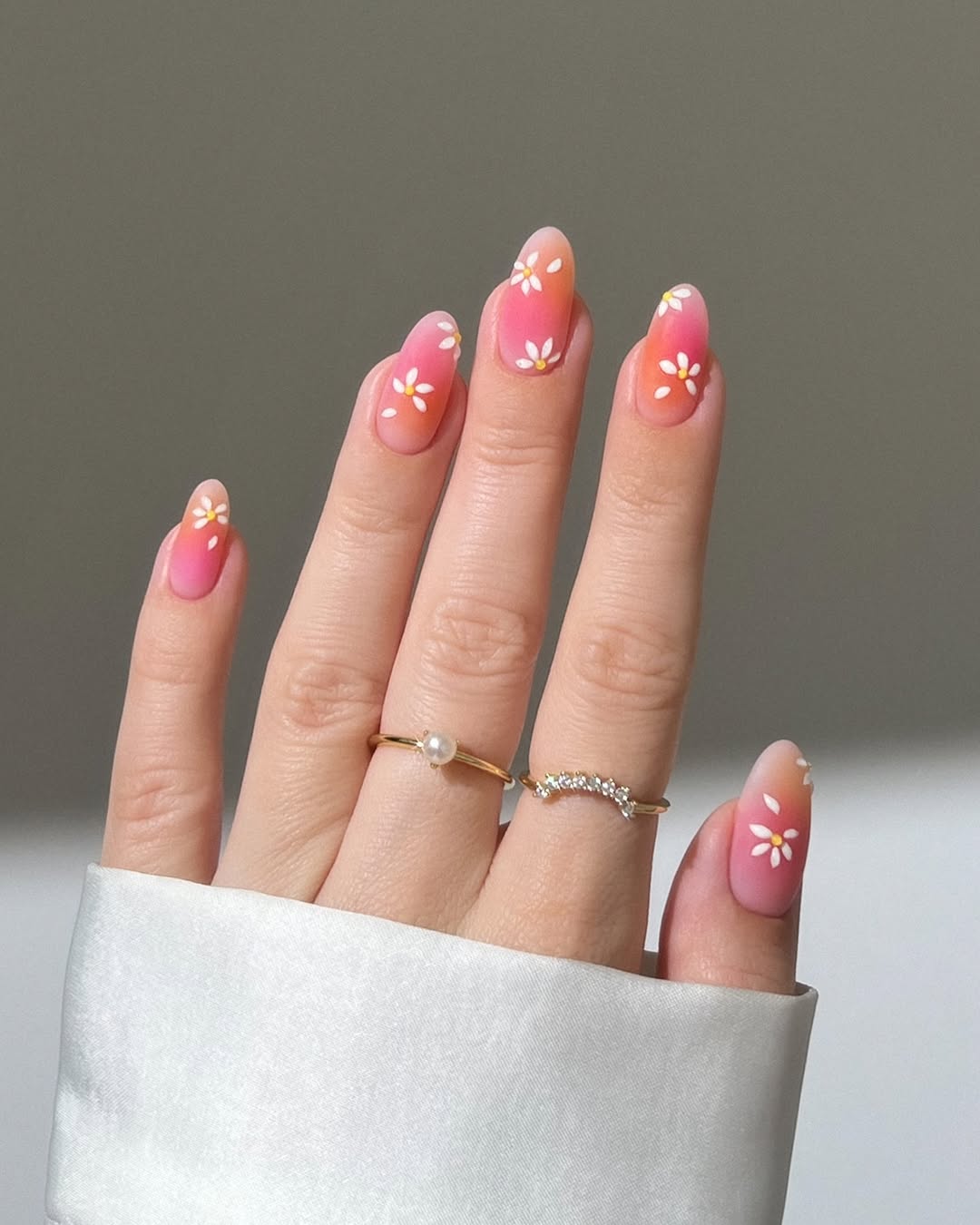 Новинки манікюру на весну: які дизайни вибрати в березні 2025 року