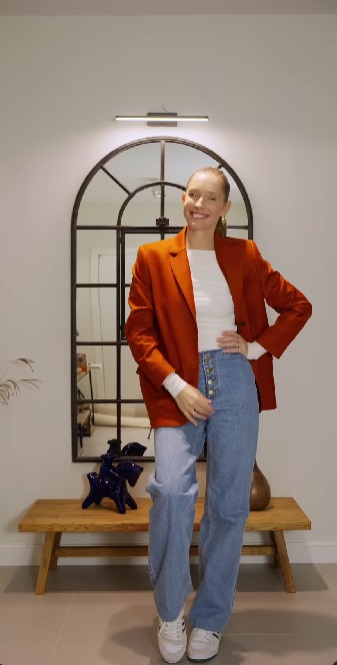 Весенний фаворит: Катя Осадчая показала трендовую вещь в гардеробе на все случаи жизни