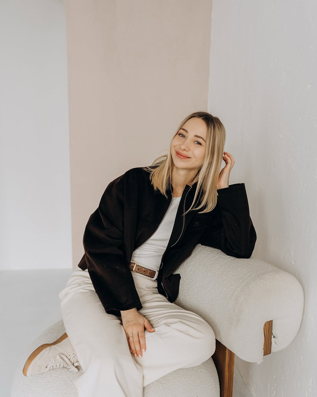 В самом модном цвете весны 2025: жена Виктора Павлика показала стильный "лук" с джинсами