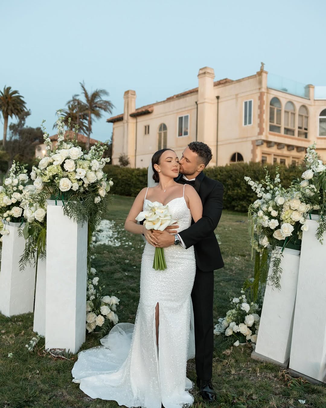 Звезда "Холостяка" вышла замуж на берегу океана: фото и видео роскошной свадьбы