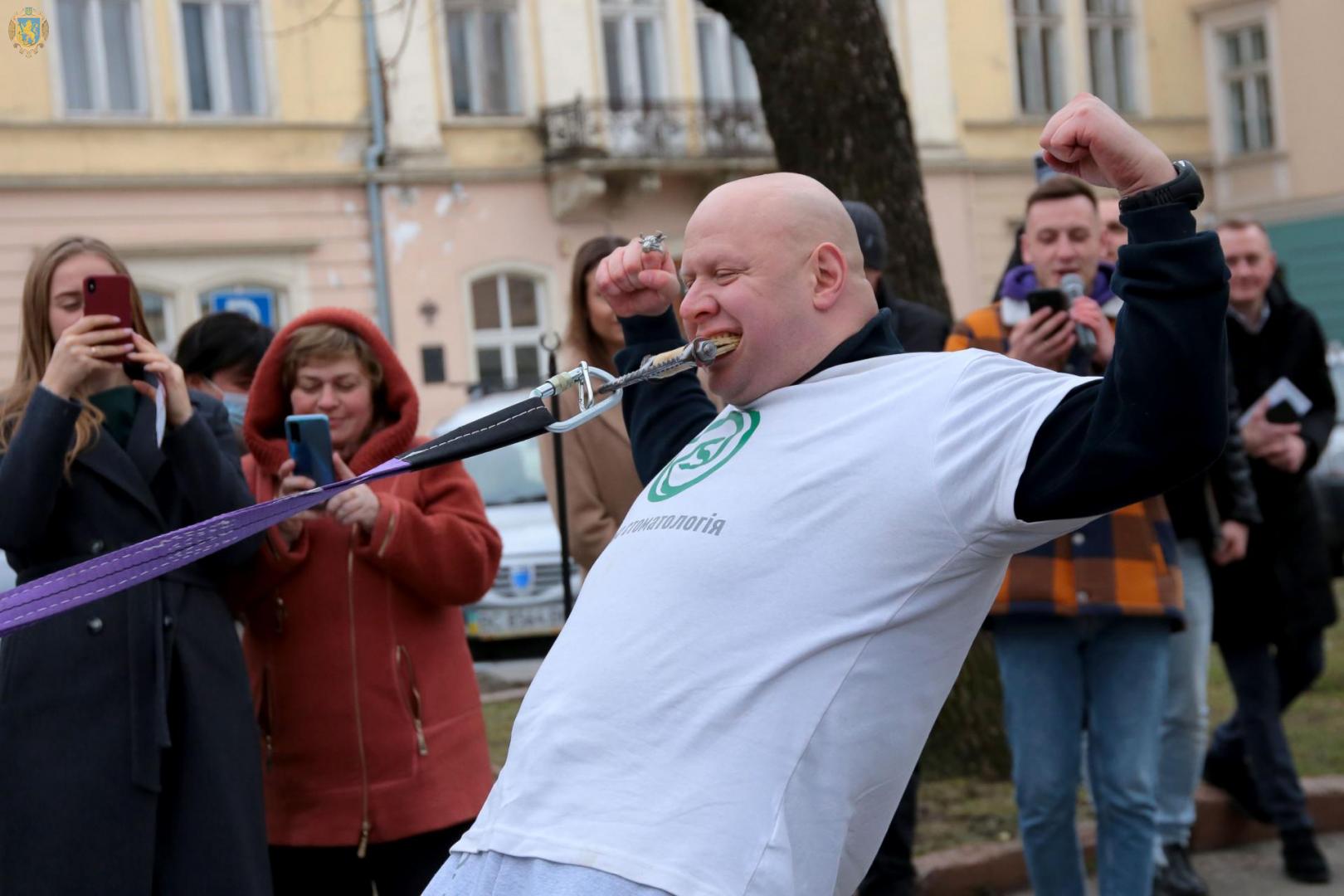 Український медик-силач зубами протягнув &quot;швидку&quot; з десятьма дітьми