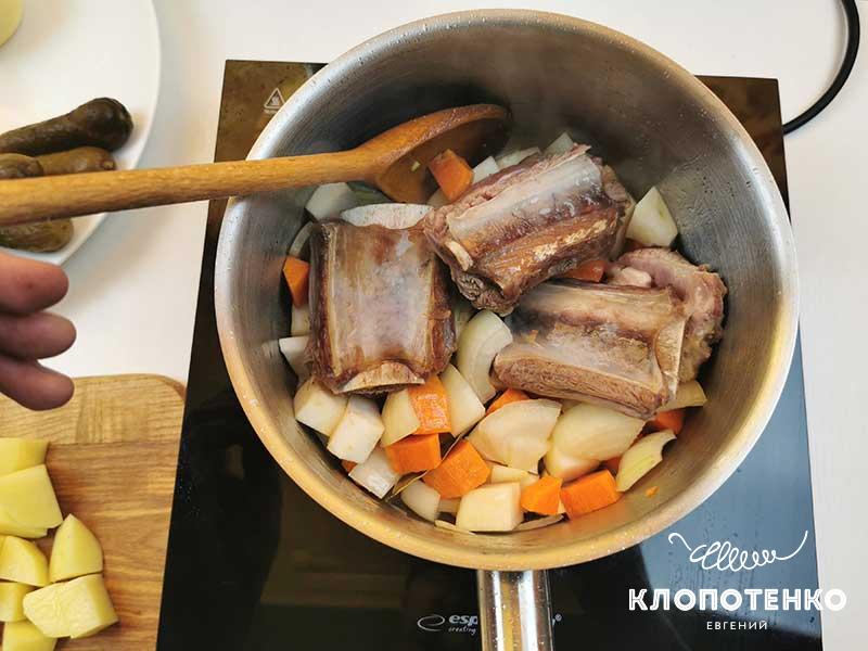 Клопотенко поделился рецептом идеального рассольника, добавив туда "нестандартные" огурцы