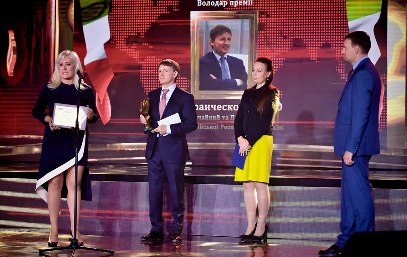 Вручення міжнародної премії в галузі дипломатії за 2021 рік Надзвичайному та Повноважному Послу Італії в Україні Пʼєру Франческо Дзадзо. Премію вручають Анатолій Соловʼяненко та Інна Костиря. 5 листопада 2023 року відбулася 27-ма об’єднана урочиста церемонія вручення премії «Людина року 2021-2022»