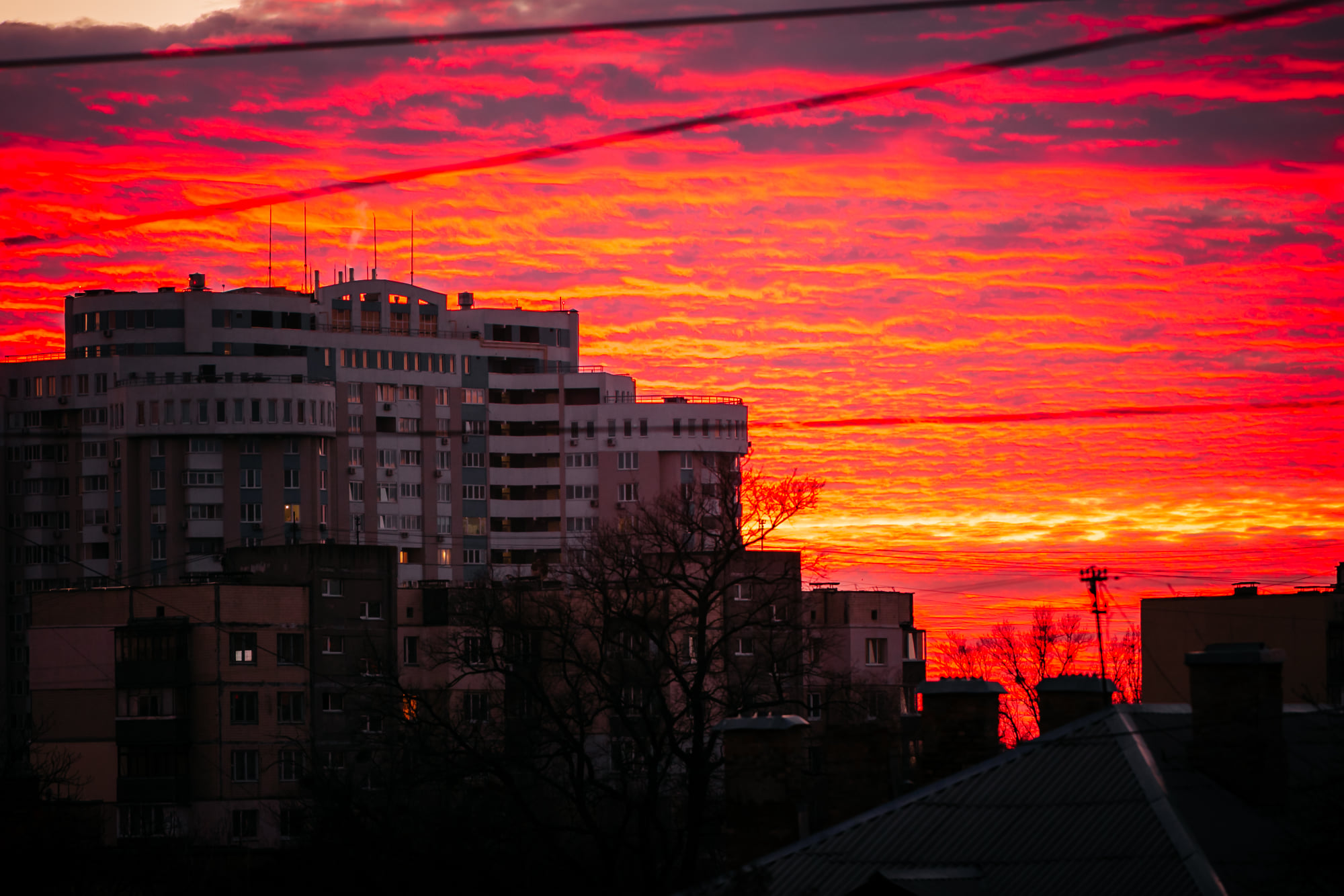 Над Києвом "палало" небо: дивіться неймовірні фото вогняного заходу сонця