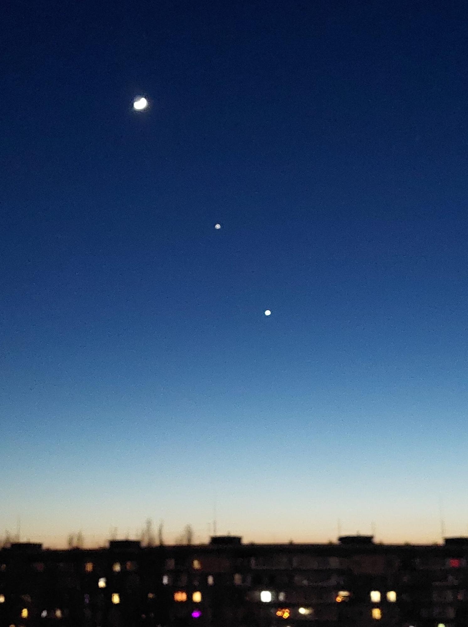 Украинцы наблюдали редкое астрономическое явление: зрелищные фото "парада планет"