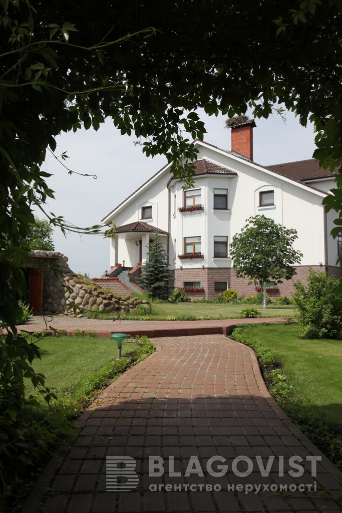 Під Києвом продають елітний особняк з місцем для тенісного корту і вертолітного майданчика (фото)