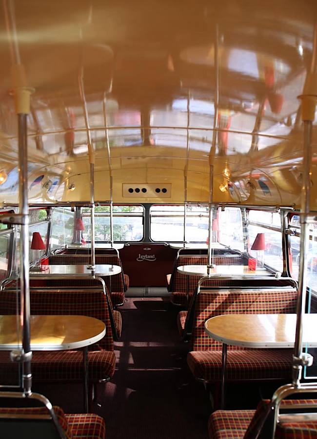 Знаете ли вы историю красного лондонского автобуса, который стал киевской кофейней в самом центре