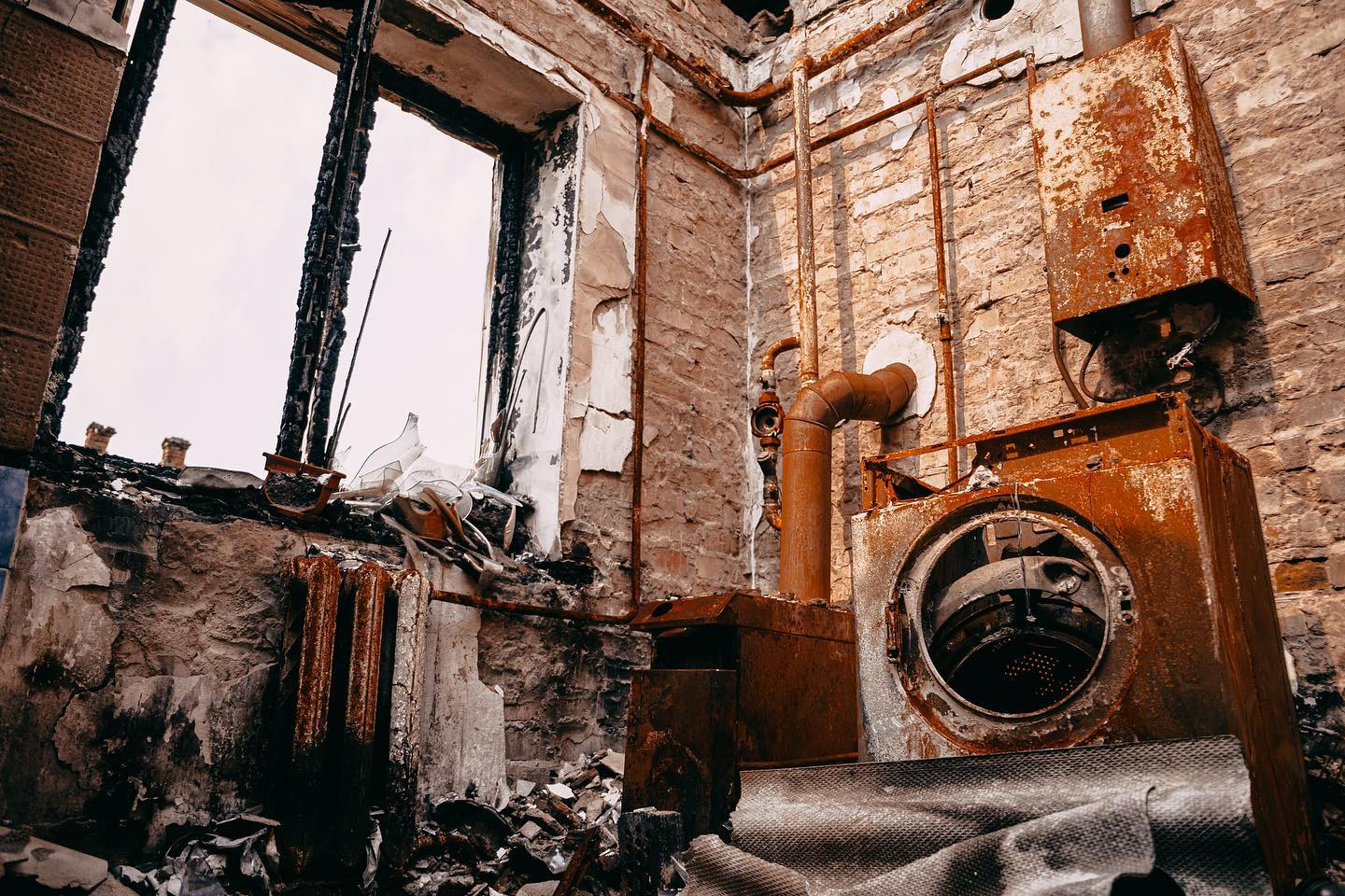 Путешественники ездят по Украине, разбирая заваленные дома: как живут и работают magic-люди