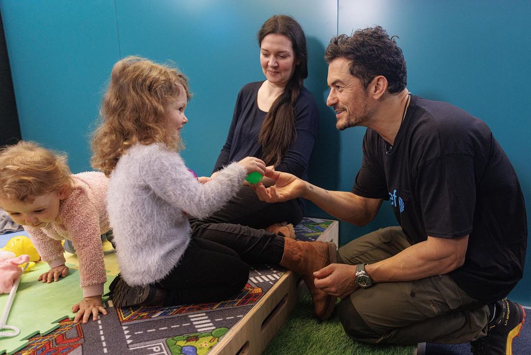 Краш Орландо Блум прогулявся вулицями Києва і пограв з дітьми: фото і відео