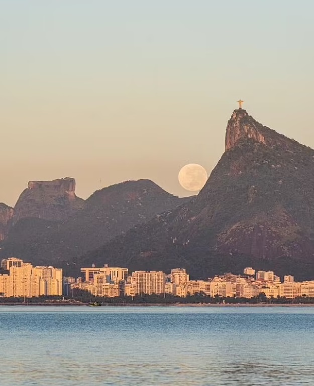 Фотограф потратил три года, чтобы снять статую Христа-Спасителя с Луной в руках. Наконец ему это удалось
