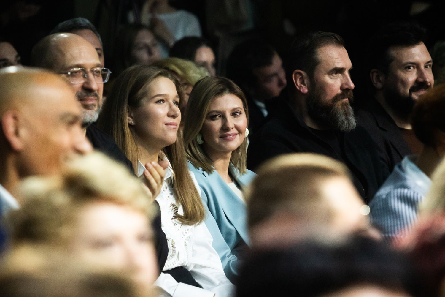 Елена Зеленская очаровала новым образом в небесном цвете (фото)