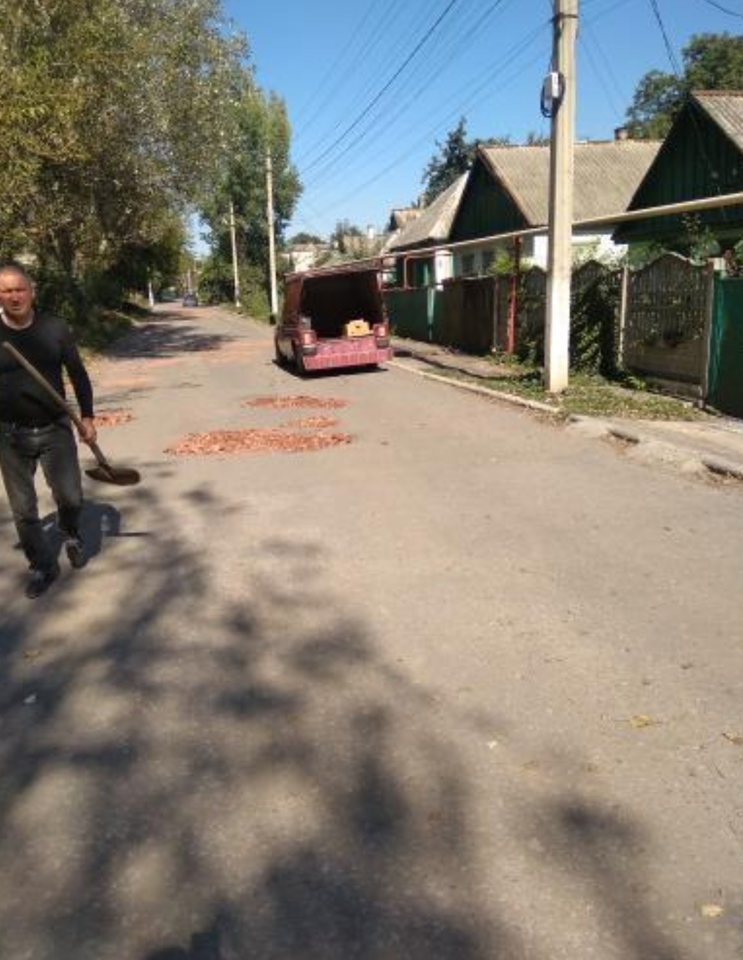 В окупованому Донбасі ями на дорогах латають сміттям (фото)